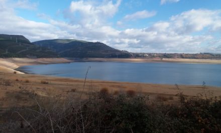 El agua del pantano de Bárcena no se toca