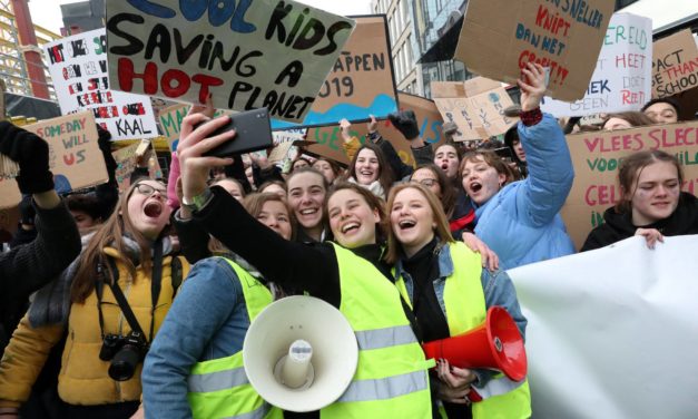 Frente a los corruptos: huelga estudiantil por el clima