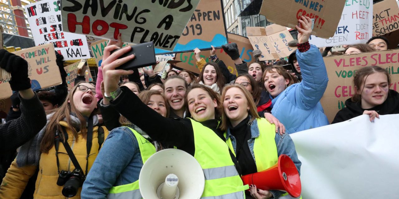 Frente a los corruptos: huelga estudiantil por el clima